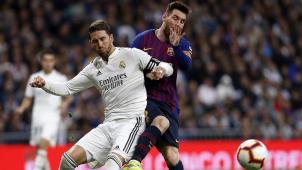 <p>Sergio Ramos (l.) im Duell mit Lionel Messi</p>
