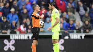 <p>Jonathan Lardot (links) im Gespräch mit Roman Yaremchuk von AA Gent.</p>