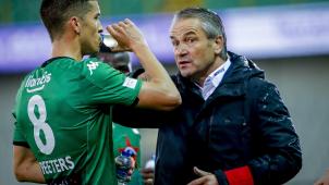 <p>Bernd Storck (rechts) musste mitansehen, dass seine neuen Schützlinge 0:3 unterlagen.</p>