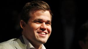 <p>Der amtierende Schachweltmeister Magnus Carlsen freut sich bei der Pressekonferenz über seinen Sieg im Tie-Break.</p>