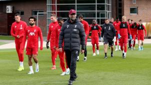 <p>Angreifer Mohamed Salah (2. v. l.) stand gestern auf dem Trainingsplatz.</p>