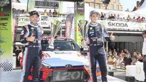 <p>Thierry Neuville und Nicolas Gilsoul, hier auf dem Siegerpodium bei den Rally Masters in Ypern, möchten im Hyundai i20 WRC in Spanien ihre dritte WM-Rallye 2019 gewinnen.</p>