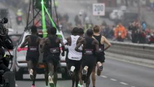 <p>Marathonläufer Eliud Kipchoge (Mitte, mit weißem Leibchen) ist als erster Mensch einen Marathon in weniger als zwei Stunden gelaufen.</p>