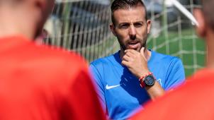 <p>Nicht mehr Spieler, sondern Trainer: Luis Garcia. Er verfolgt die Resultate der AS Eupen nach wie vor.</p>