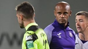 <p>Kompany (r.) ist als Zuschauer im Kehrwegstadion.</p>