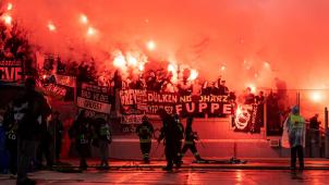 <p>Gladbacher Fans brennen Bengalos ab.</p>