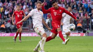 <p>Corentin Tolisso (r.) von München und Marvin Friedrich von Berlin kämpfen um den Ball.</p>