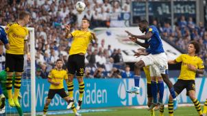 <p>Schalkes Salif Sane (2.v.r.) und Julian Weigl von Dortmund versuchen an den Ball zu kommen.</p>