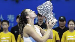 <p>Aryna Sabalenka mit dem Siegerpokal</p>