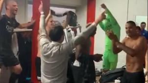 <p>San José (Mitte) feierte am Dienstagabend mit seinen Spielern.</p>