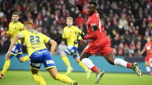 <p>Paul-Jose Mpoku (rechts.) im Zweikampf.</p>