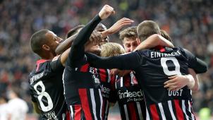 <p>Der Frankfurter Martin Hinteregger (Mitte verdeckt) freut sich über das Tor zum 4:1 mit seinen Teamkollegen.</p>