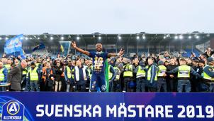 <p>Mohamed Buya Turay (Bildmitte) von Djurgarden jubelt mit der Mannschaft nach dem Spiel über den Meistertitel.</p>