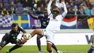 <p>Foster (r.) trat den Ball aus den Händen von Van Crombrugge ins Tor. Der Treffer zum vermeintlichen 2:2-Ausgleich von Brügge zählte zurecht nicht.</p>