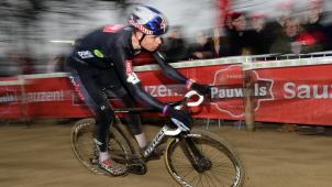 <p>Für Querfeldeinrennen ist es noch zu früh. Trotzdem trainiert Wout Van Aert wieder im Gelände.</p>