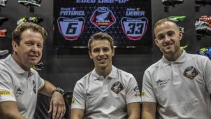 <p>Das Honda JM Racing Team mit Rennstalleigner Jacky Martens und den Fahrern Julien Lieber und Benoît Paturel (von links).</p>