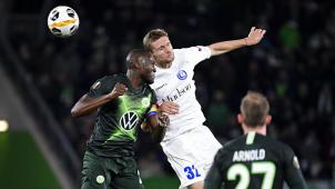 <p>Kämpften um den Ball: Gents Igor Plastun Wolfsburgs Josuha Guilavogui.</p>