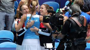<p>Kristina Mladenovic feiert ihren Sieg gegen die Australierin Ashleigh Barty.</p>
