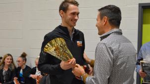 <p>Tom Reuter erhielt aus den Händen von Alexander Fickers, Präsident des Sportrates der DG, die Auszeichnung zum Sportler des Jahres der Gemeinde Amel.</p>