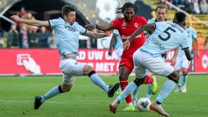 <p>Mbokani (Mitte) traf für den FC Antwerp.</p>