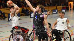 <p>Nach dem Ausscheiden von Lorenzo Boterberg (l.) in der 40. Minute (wegen fünftem persönlichem Foul) verloren die Roller Bulls Ostbelgien in Wiesbaden den Spielfaden.</p>