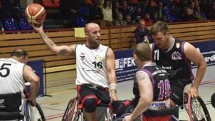 <p>Nach der Heimspielpleite im Hinspiel zeigten sich die Roller Bulls im Rückspiel bei den Rhine River Rhinos stark verbessert.</p>