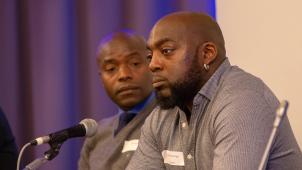 <p>Joachim Mununga schilderte eindringlich seine Erfahrungen mit Rassismus und Diskriminierung.</p>