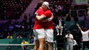 <p>Vasek Pospisil (l.) und Denis Shapovalov freuen sich über den Einzug der kanadischen Mannschaft in das Halbfinale des Davis Cup.</p>