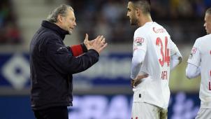 <p>Auch Kostas Laifis, hier mit Trainer Michel Preud’homme, wünscht sich einen Standard-Sieg. „Ich bin jetzt vier Jahre hier und habe noch nie in Eupen gewonnen.»</p>