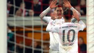 <p>Der Münchner Philippe Coutinho (vorn) und Robert Lewandowski feiern das 4:0.</p>