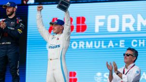 <p>Stoffel Vandoorne auf dem Podium in Saudi-Arabien.</p>