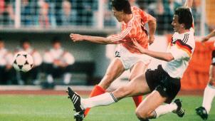 <p>Ein Foto aus seiner aktiven Zeit (1988): Torjäger Marco van Basten (l.) beim EM-Halbfinale im Duell mit dem deutschen Abwehrspieler Jürgen Kohler.</p>