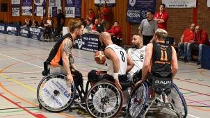 <p>Joe Bestwick (links) zeigte Nerven und musste wegen zwei „Technicals“ vorzeit aus der Halle rollen.</p>