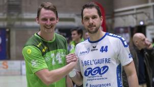 <p>Händedruck nach dem Abpfiff: Verständlich, dass Damian Kedziora (links) strahlender ausschaut als Bruder Bartosz.</p>