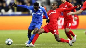 <p>Joseph Paintsil - hier im Duell mit Salzburgs Enock Mwepu (rechts) - kann mit Genk nicht mehr in Europa überwintern.</p>