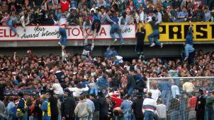 <p>Szenen wie aus einem Albtraum: Fans des FC Liverpool werden aus einem überfüllten Block gezogen. Zu diesem Zeitpunkt gibt es bereits zahlreiche Tote zu beklagen.</p>