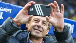 <p>Berlins Cheftrainer Jürgen Klinsmann machte vor Anpfiff die Stimmung im Stadion mit seinem Smartphone fest.</p>