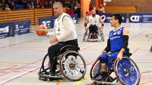 <p>Die Roller Bulls - hier in Perosn von Nazif Comor (links) am Ball - gingen gegen Hamburg unter.</p>