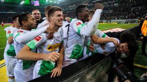 <p>Die Gladbacher Spieler jubeln nach dem Treffer zum 2:1 durch Ramy Bensebaini (r).</p>