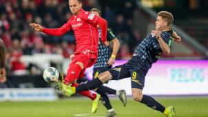 <p>Berlins Marcus Ingvartsen (links) kämpft gegen Simon Terodde von 1.FC Köln um den Ball.</p>