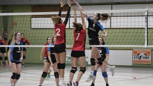 <p>Gegen ihre ehemaligen Kelmiser Mannschaftsgefährtinnen wusste VBV-Angreiferin Laura Laschet (rechts) zu überzeugen.</p>