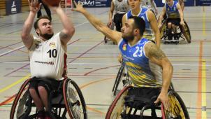 <p>Mustafa Korkmaz (rechts), hier in der Defensive gegen den am Samstag verletzten Bart Nulens, steuerte alleine 31 Punkte zum souveränen Rahdener Sieg bei. Er erzielte dabei so viele Punkte wie alle Roller-Bulls-Spieler zusammen.</p>