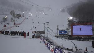 <p>Blick auf die Strecke. Eine Monitoranzeige informiert über die Absage der Rennen aufgrund des Wetters.</p>