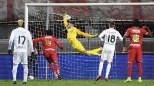 <p>Die spielentscheidende Szene: Der Ball schlägt nach einem Freistoß von Lior Refaelov im Tor von Ortwin De Wolf ein.</p>