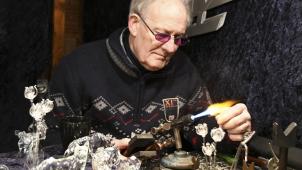 <p>So mancher Aussteller legte auch auf dem Weihnachtsmarkt noch Hand an seinen Arbeiten an.</p>