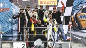 <p>Podium der 12 h von Abu Dhabi mit u. a. Dries Vanthoor und Valentino Rossi (4. und 2.v.r.)</p>