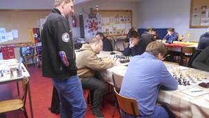 <p>Teamkapitän Jürgen Kaufeld (links) beobachtet die wichtigen hinteren Bretter</p>