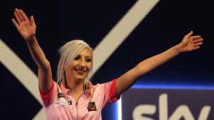 <p>Die Engländerin Fallon Sherrock besiegte am Dienstag als erste Frau bei einer Darts-WM einen Mann – ein Novum.</p>