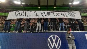 <p>Die Fans im Wolfsburger Stadion gedenken dem verstorbenen Anhänger des FC Schalke 04.</p>