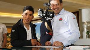 <p>Caleb Ewan (links) und Teamchef John Lelangue bei der Vertragsunterzeichnung</p>